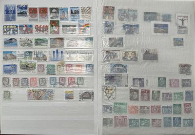 de nombreux timbres différents sur les pages d'un livre