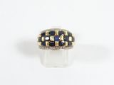 gros plan d'une bague avec des diamants noirs et blancs