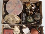 une boîte remplie d'objets assortis posée sur une table