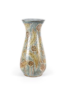 un vase posé sur une surface blanche