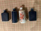 trois petits vases posés l'un à côté de l'autre sur une table