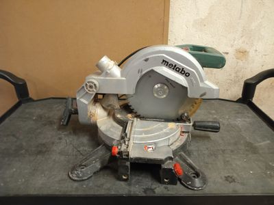 a picture of a circular saw sitting on a table