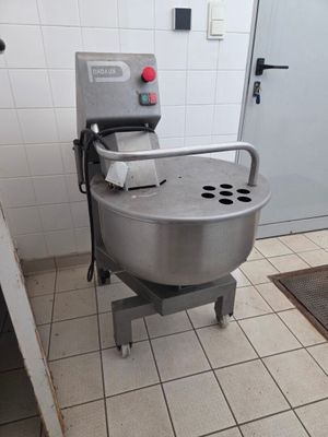 a machine that is sitting in the middle of a room