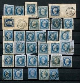 quelques vieux timbres sont disposés en carré sur un fond noir