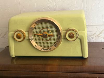 an old fashioned radio sitting on a wooden table