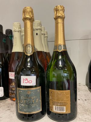 plusieurs bouteilles de vin sont alignées sur un comptoir