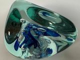 un saladier en verre orné d'un motif bleu et vert
