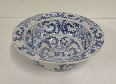 un bol bleu et blanc posé sur une table