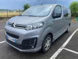 Une camionnette Citroën garée sur un parking, avec un ciel nuageux en arrière-plan