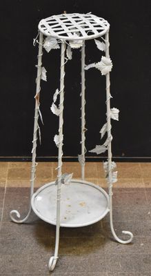 une table en métal blanc sur laquelle est posée une assiette blanche