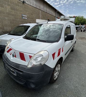 une camionnette blanche avec des bandes rouges et blanches garée dans un parking