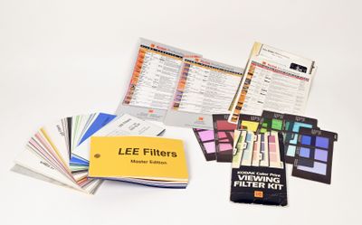 un grand nombre de livres posés sur une table