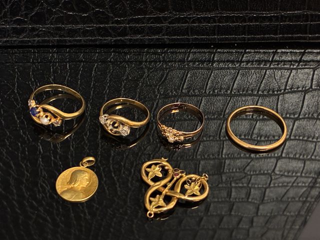 En or : médaille pendentif « profil », pendentif trembleur « rose