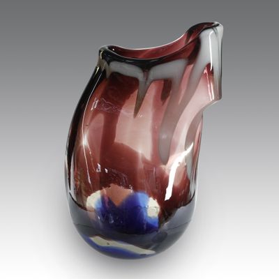 une image représentant un vase rouge et bleu sur fond gris