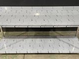 une table en acier inoxydable surmontée de deux étagères