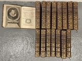 plusieurs vieux livres posés sur une table à côté d'un livre