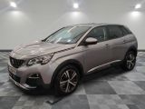 la voiture grise est garée sur le sol en damier d'un garage