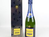 la bouteille de champagne est à côté de la boîte sur la table