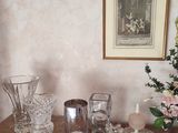 une table sur laquelle sont posés plusieurs vases en verre
