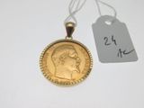 gros plan d'une pièce d'or portant une étiquette de prix
