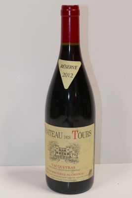 une bouteille de vin posée sur une table
