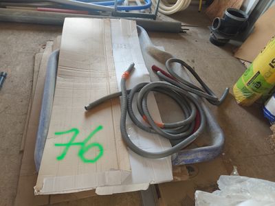 une boîte sur laquelle sont fixés plusieurs fils et un tuyau
