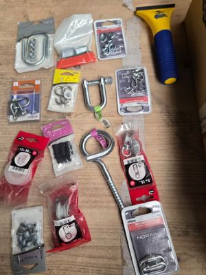 un grand nombre d'outils posés sur une table