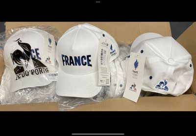 trois chapeaux dans une boîte, avec une étiquette de prix