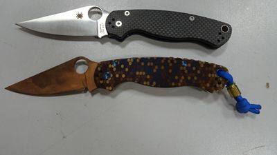deux types de couteaux différents qui se trouvent sur la table