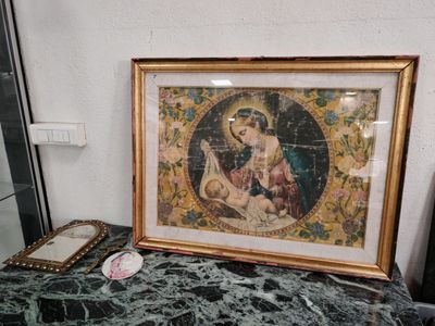 la photo d'une photo représentant une mère et son enfant posée sur une table