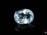 gros plan d'un diamant bleu sur une surface noire