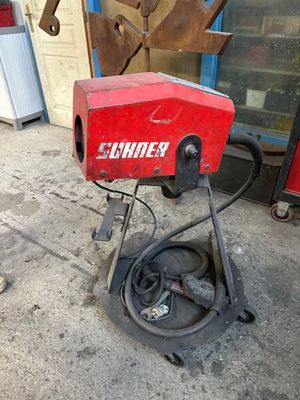 une machine posée sur le sol devant un bâtiment