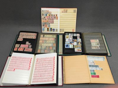 Cinq albums de timbres.