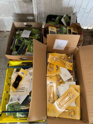 une boîte remplie d'objets hétéroclites posée sur le sol