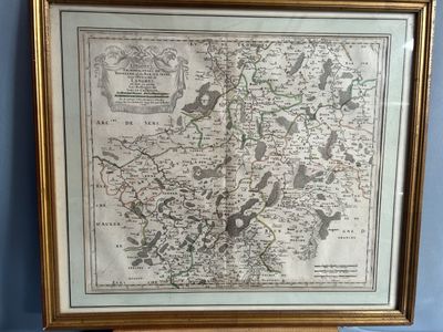 une vieille carte de l'Angleterre dans un cadre doré accrochée à un mur bleu