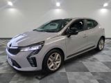 une voiture argentée garée sur un sol carrelé à damier dans un garage