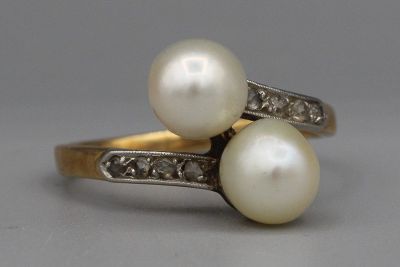Bague Toi et Moi en or et platine ornée de perles épaulées de lignes d