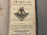 un vieux livre écrit posé sur une table