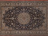 un tapis noir et beige orné d'un motif en médaillon