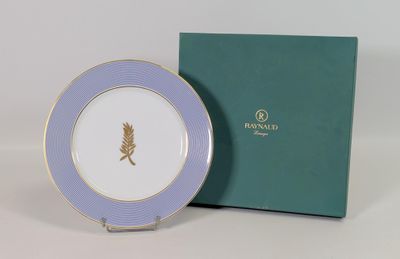l'assiette se trouve à côté de la boîte et la boîte est vide