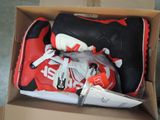 une boîte contenant une paire de chaussures