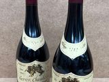 deux bouteilles de vin posées l'une à côté de l'autre sur une table