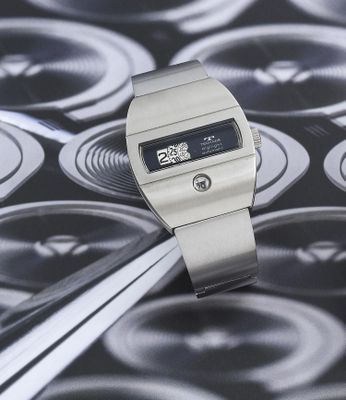 une montre numérique posée sur une photo en noir et blanc