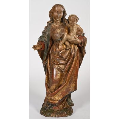 une statue de femme tenant un enfant dans ses bras