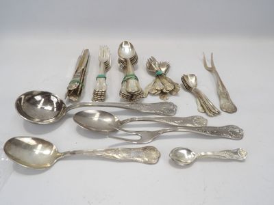 beaucoup de cuillères en argent et de cuillères sur la table
