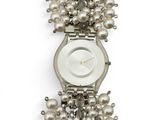 une image représentant une montre-bracelet ornée d'un collier de perles