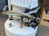 un compresseur d'air blanc posé sur une table