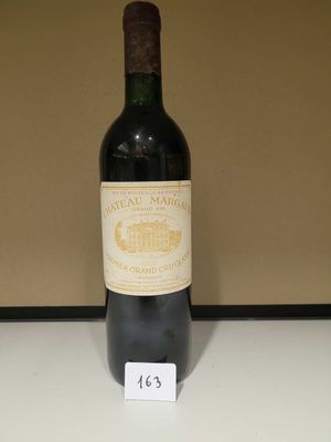 une bouteille de vin posée sur une table