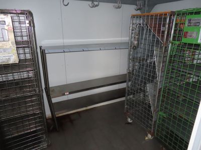 une pièce où il y a beaucoup de cages posées par terre