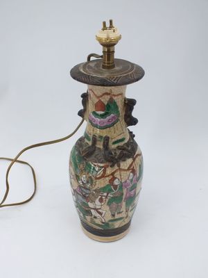 l'image d'une lampe posée sur une table